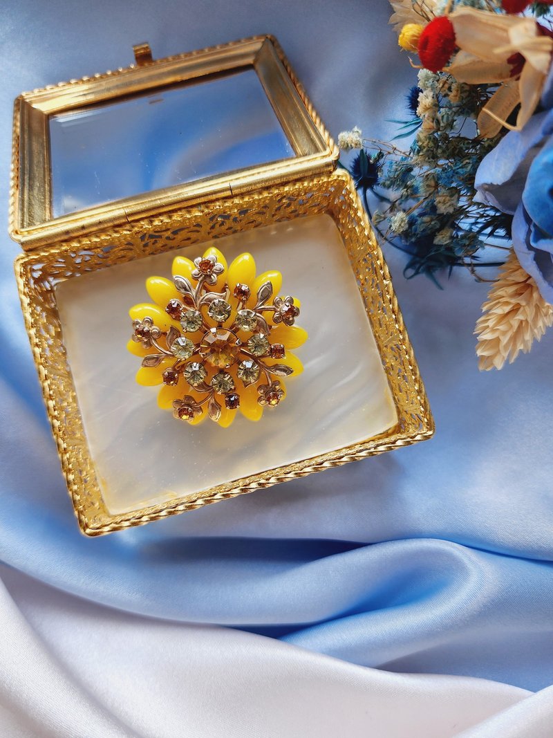 美國西洋古董飾品 / 晶鑽花葉鮮黃Lucite胸針/別針/復古首飾 - 胸針 - 其他材質 