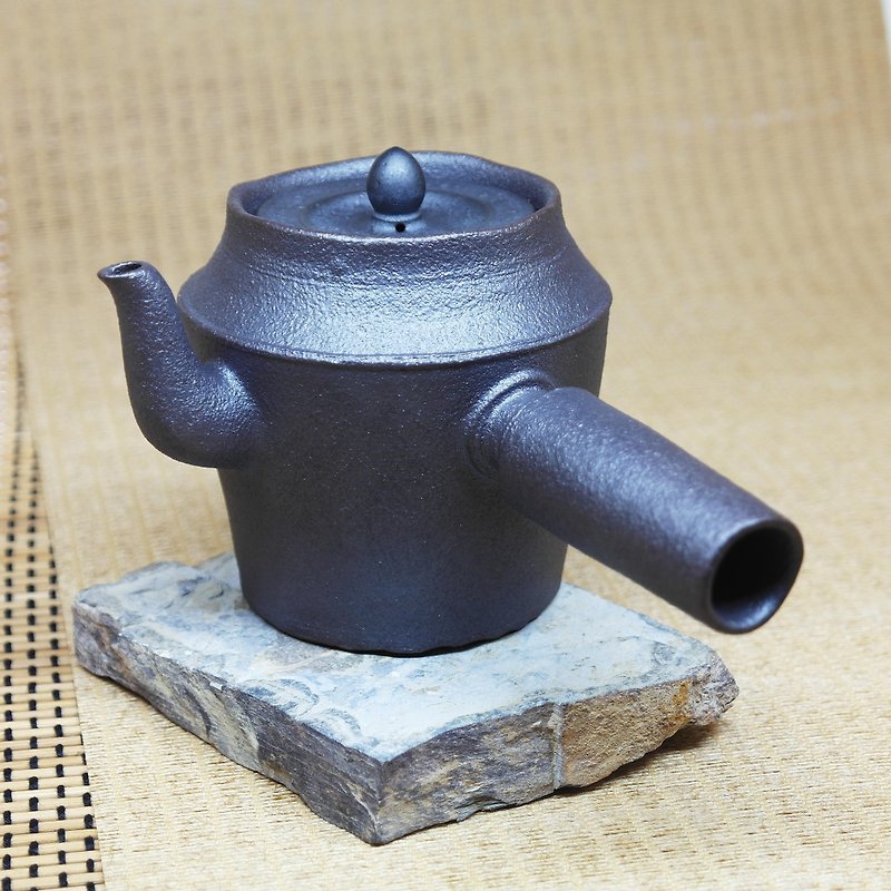 玄寂甕形三彎嘴側把茶壺 手作陶藝 茶道具 - 茶壺/茶杯/茶具 - 陶 黑色