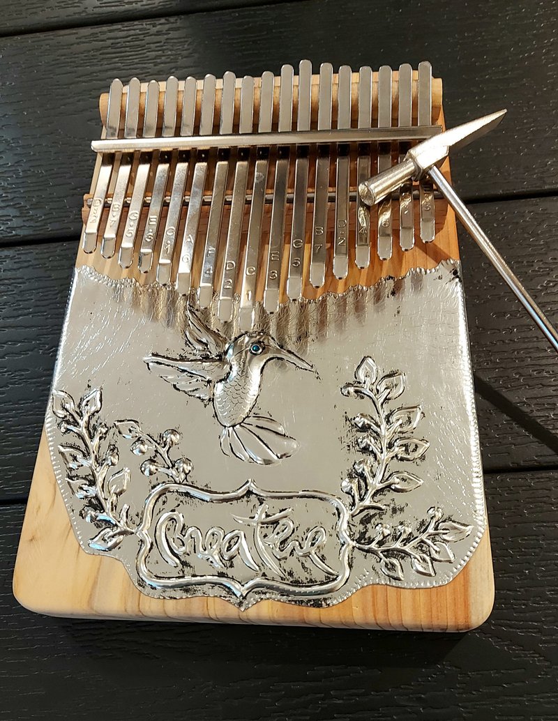 [Tin carving and metalworking that does not require fire or hammering] Hummingbird Tin Carving Thumb Piano Kalimba Customized Text - Metalsmithing/Accessories - Other Metals 