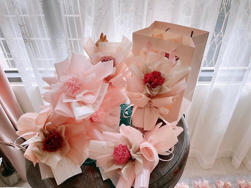 小巷莫兒 母親節花束 永生康乃馨 粉紅紗包裝 母親節小花束