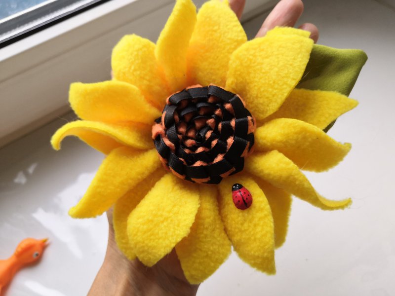 Sunflower pin , felt sunflower , kawaii flower pin ,large flower brooch - เข็มกลัด - วัสดุอื่นๆ สีเหลือง