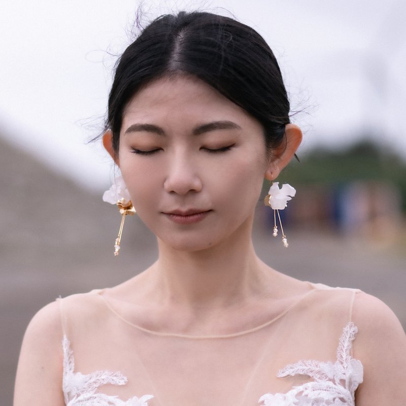 Pansy 天使之翼 優雅白蘭花水晶垂墜耳環 - 耳環/耳夾/耳骨夾 - 其他材質 白色