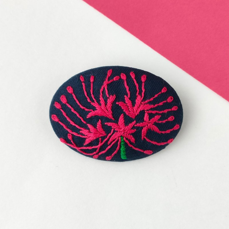 大きな彼岸花の刺繍ブローチ　リコリス　曼珠沙華 - 胸針 - 棉．麻 紅色