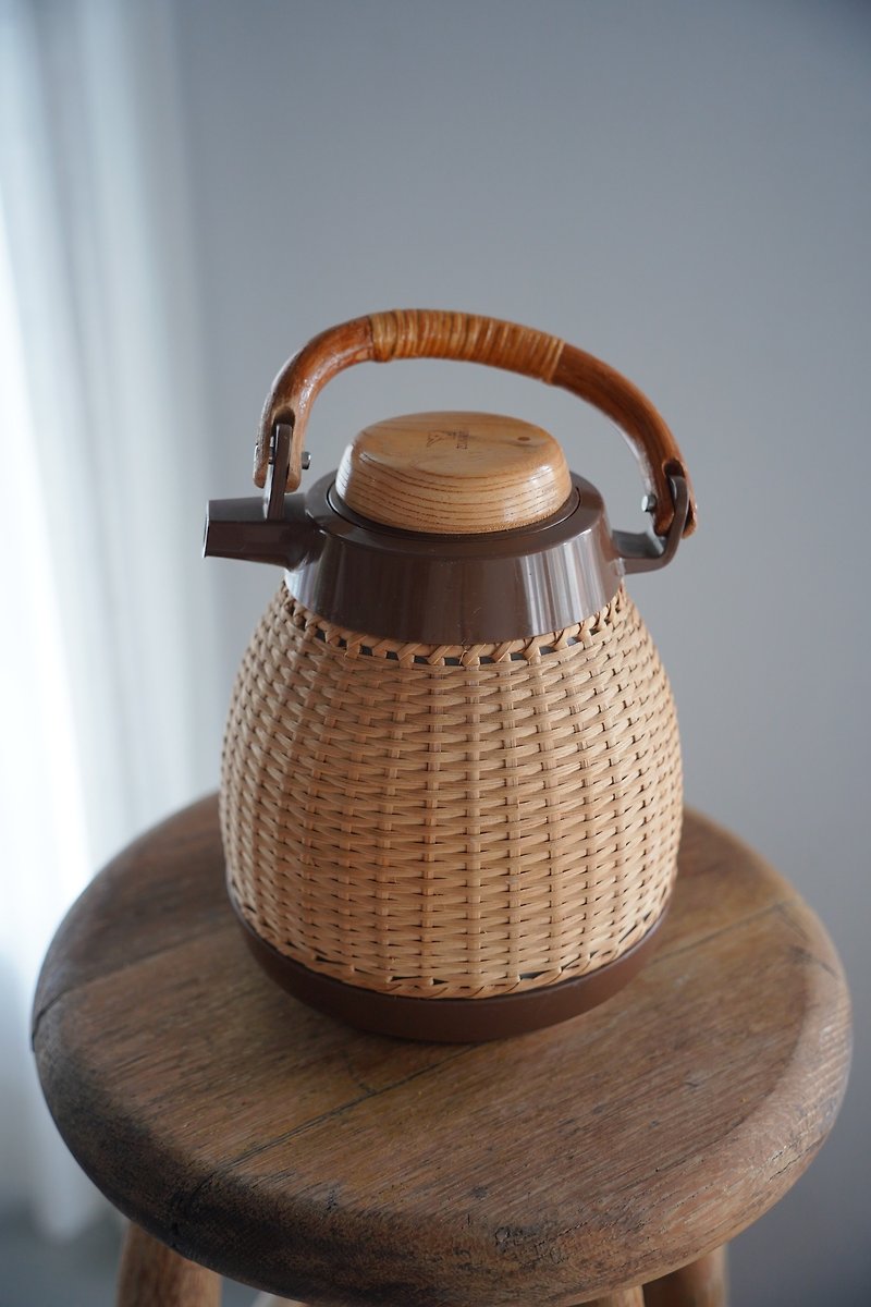 Japanese Showa handmade rattan kettle coffee pot magic bottle insulation pot second-hand - กระบอกน้ำร้อน - วัสดุอื่นๆ สีกากี