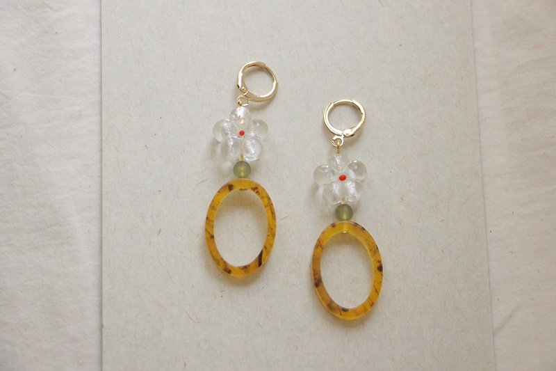 Sailing Cliffside Flower Glass Earrings Silver Snow White - Earrings & Clip-ons - Colored Glass 