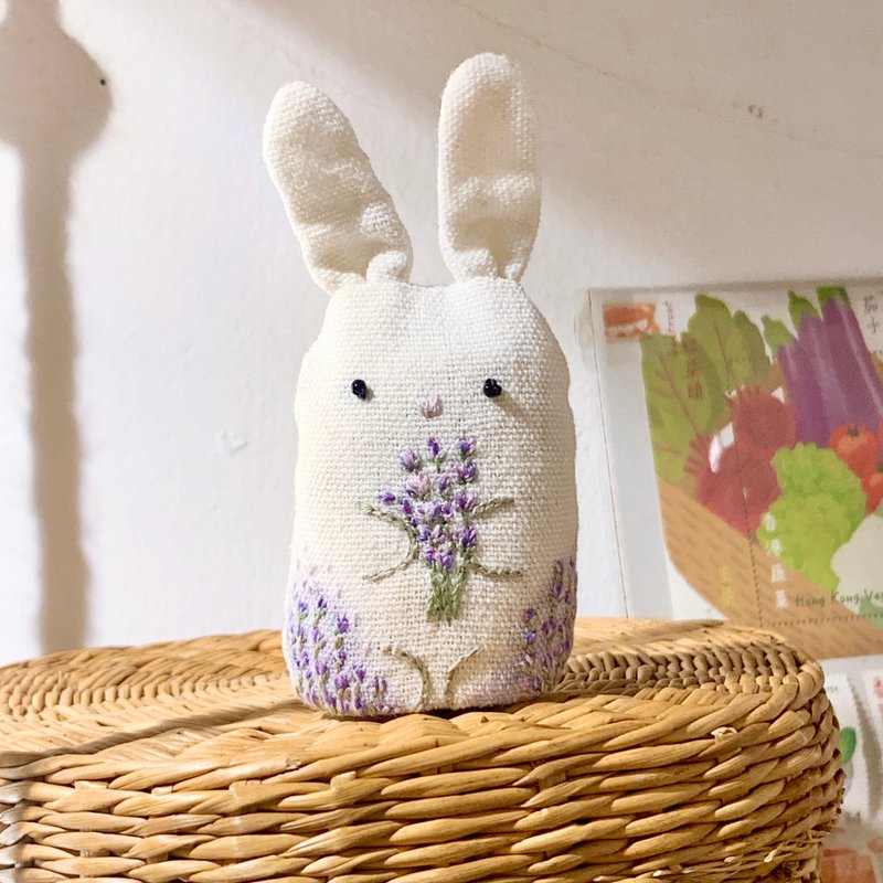 擁抱喜愛的-刺繡小動物: lavender rabbit 抱著薰衣草的兔子 - 公仔/玩偶 - 棉．麻 白色