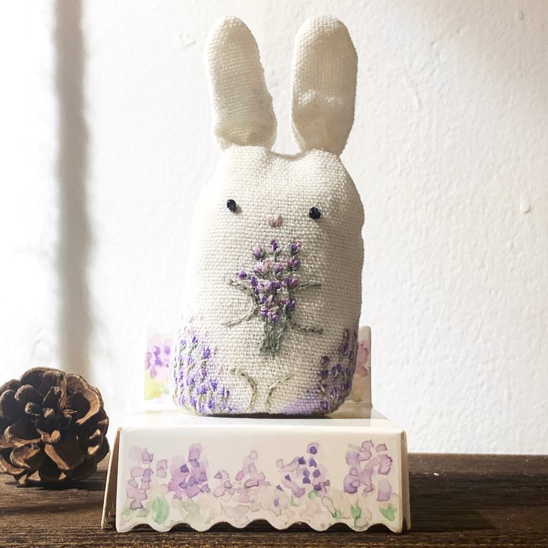 擁抱喜愛的-刺繡小動物: lavender rabbit 抱著薰衣草的兔子 - 公仔/玩偶 - 棉．麻 白色
