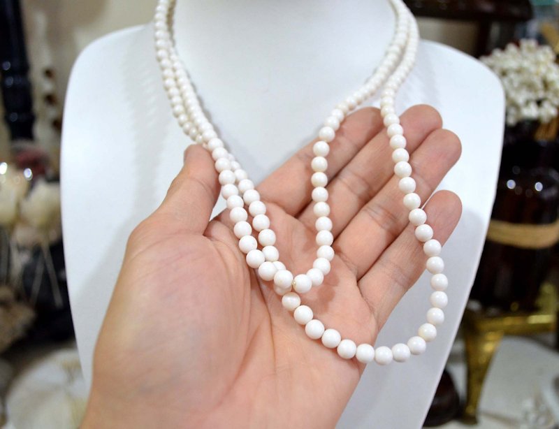Vintage white resin round bead long necklace noble and elegant Japanese second-hand medieval jewelry vintage - Necklaces - Other Materials White
