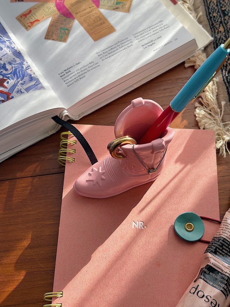 boots stand / naproom - กล่องใส่ปากกา - วัสดุอื่นๆ 