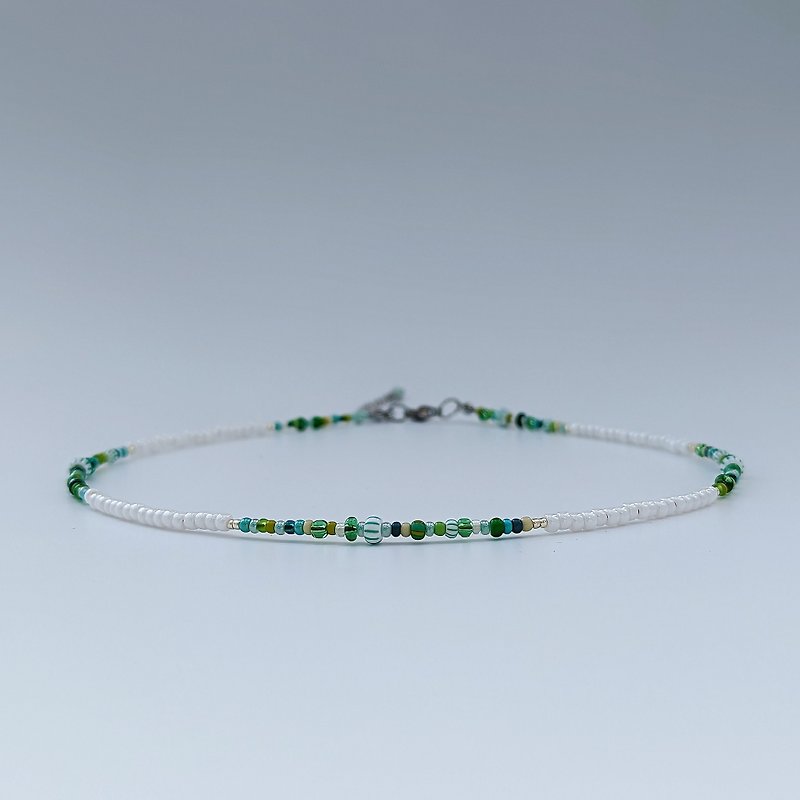 Beaded choker necklace, green white boho jewelry for women - สร้อยคอ - แก้ว สีเขียว