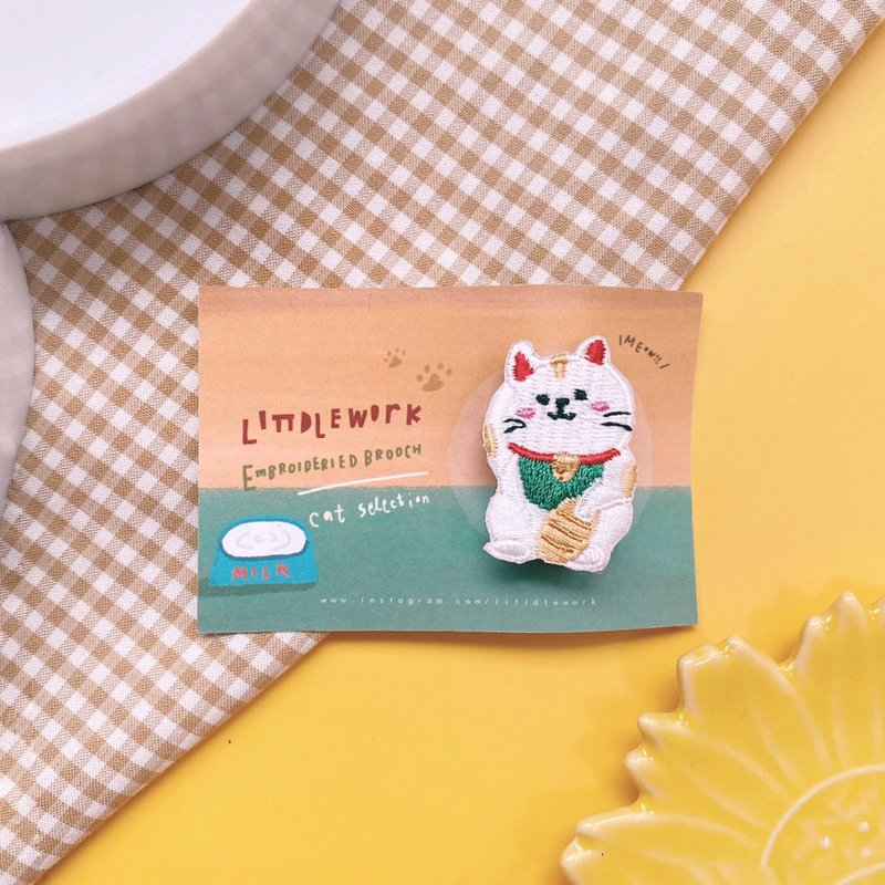 Embroideried  badge |  Lucky Cat | Littdlework - Badges & Pins - Thread Multicolor