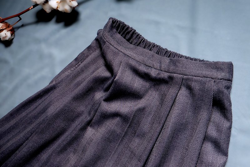 [In stock] Pleated mid-length skirt / black and gray herringbone pattern - Skirts - Cotton & Hemp Gray