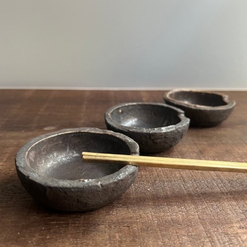 Pinkoi 代購 -  黑釉黑泥凹形豆碗筷架 - 筷子/筷架 - 陶 