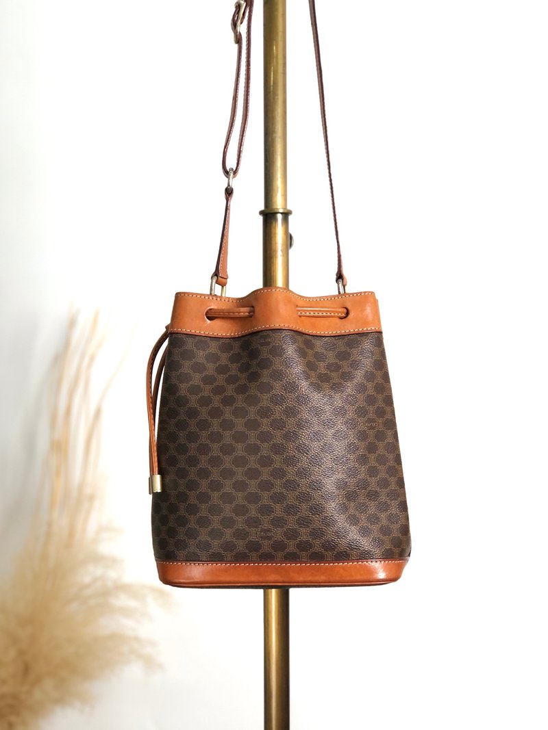 【 日本直送　名牌中古包 】CELINE セリーヌ マカダム ショルダーバッグ ブラウン PVC レザー 巾着 ミニバッグ vintage kzhdhu - 側背包/斜背包 - 防水材質 咖啡色