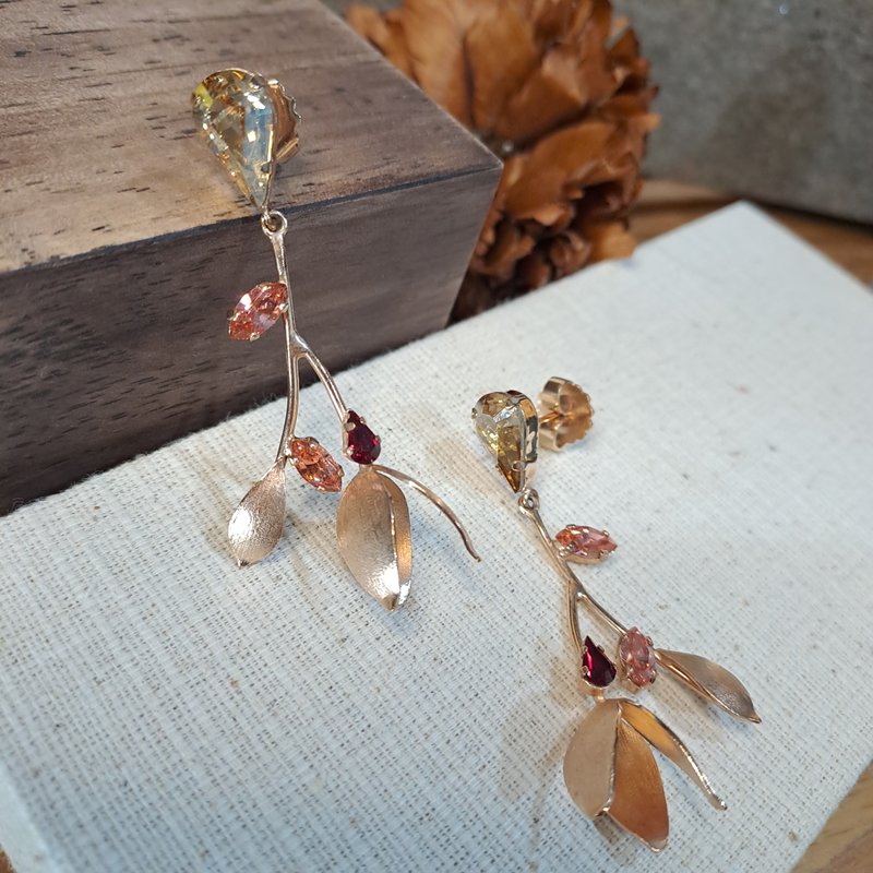 Flower Earrings,14K gold plated earrings, Swarovski crystal Earring, Handmade, - 耳環/耳夾/耳骨夾 - 其他金屬 金色