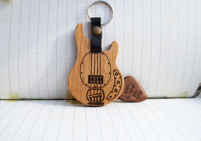 Bass Guitar Keychain with Pick on Magnet, Personalized Wooden Pick Holder - 鑰匙圈/鑰匙包 - 木頭 多色