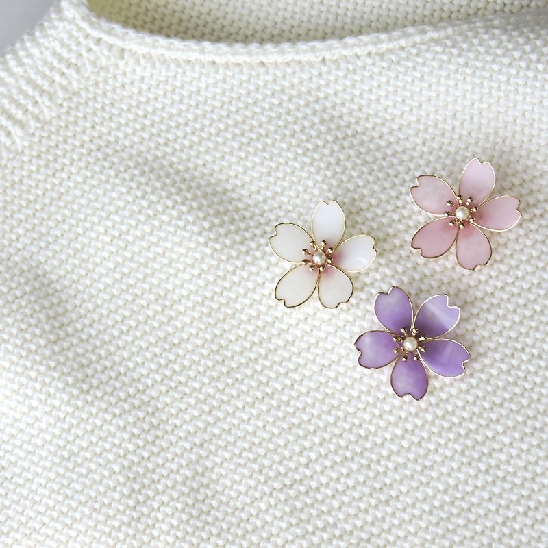 One cherry blossom brooch / butterfly tack - เข็มกลัด - เรซิน ขาว