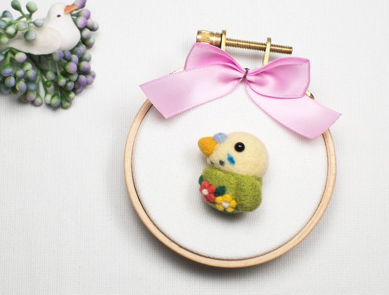 Needle-felted Flower Parrot (brooch/key ring/phone strap) - Brooches - Wool Green