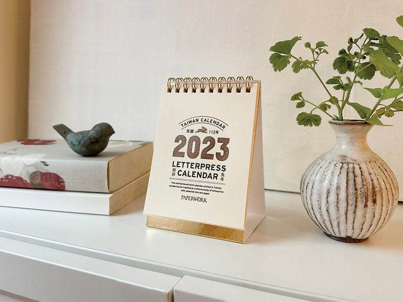 2023 letterpress classic small desk calendar (seasonal offer) - ปฏิทิน - กระดาษ สีทอง