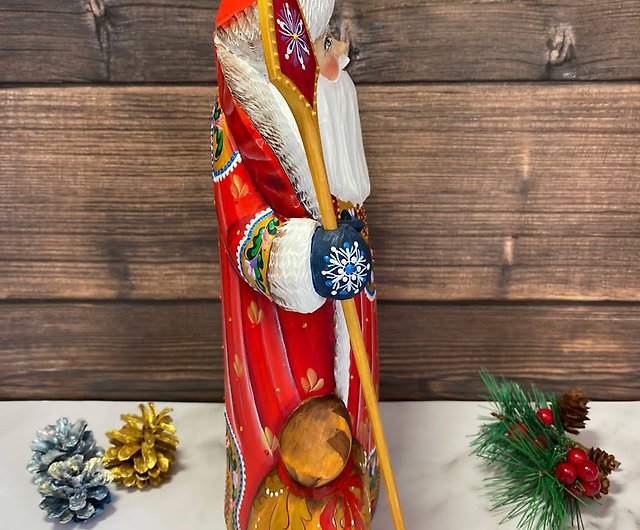 木製のサンタの彫刻が施されたクリスマスの飾りサンタの置物の