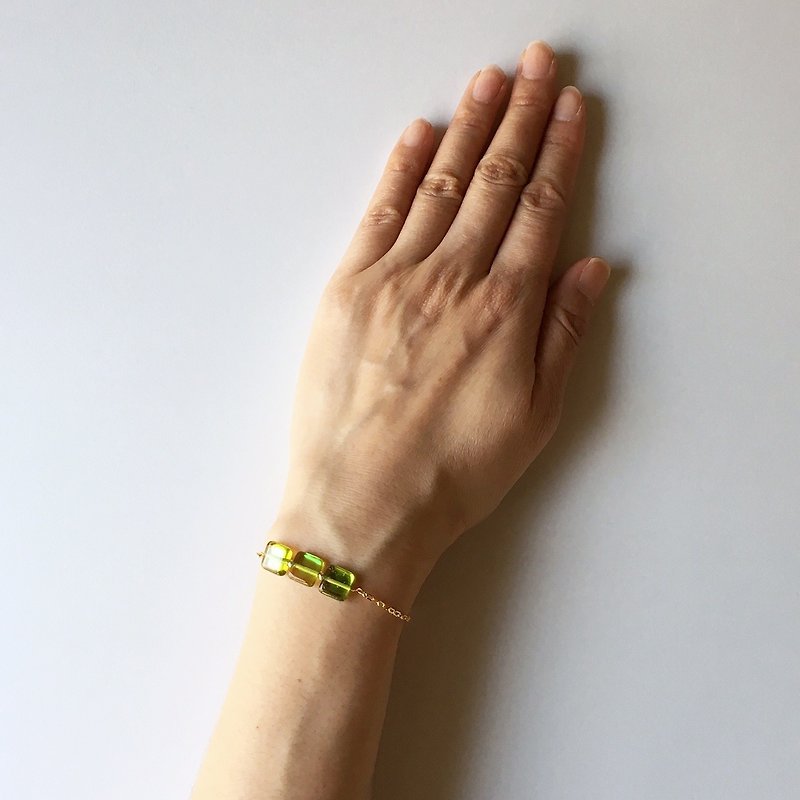 Shining Square Czech beads bracelet (K16GP: Green version) - สร้อยข้อมือ - แก้ว สีเขียว