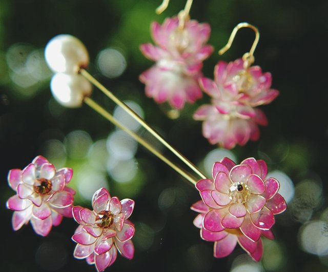 niki.du.poulain  布花　片耳ピアス　フラワー　木蓮のような花 7月誕生月花】蓮のピアス/イヤリング/ノンホールピアス 睡蓮