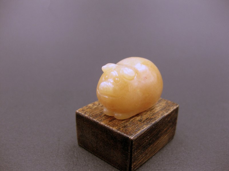 雕件 逗樂動物-幻想豬 新疆金絲玉 - 擺飾/家飾品 - 玉石 黃色
