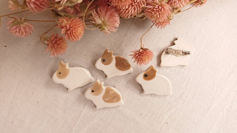 Hey! Bird Friends! Small Animal Brooch-Coffee Rabbit - Brooches - Porcelain Brown