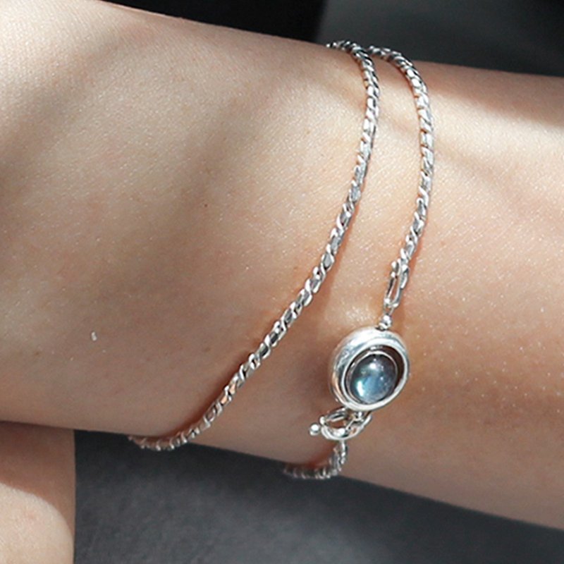 Light track labradorite. Natural ore sterling silver double circle bracelet Minimalist and restrained cold light blue - สร้อยข้อมือ - เครื่องเพชรพลอย สีเงิน