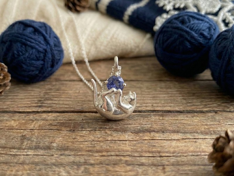 12月誕生石タンザナイトをキャッチした猫ペンダント - 項鍊 - 純銀 銀色