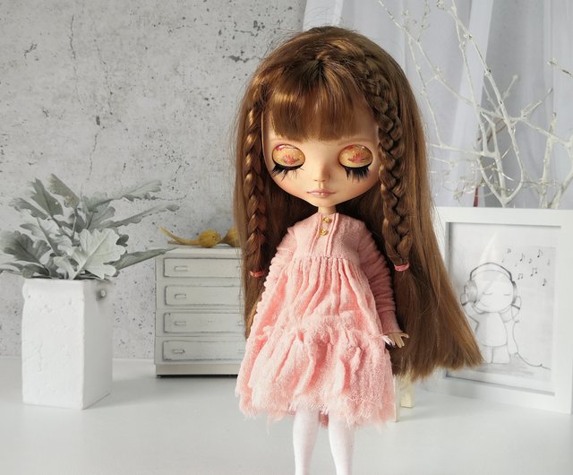 Blythe deals clothes