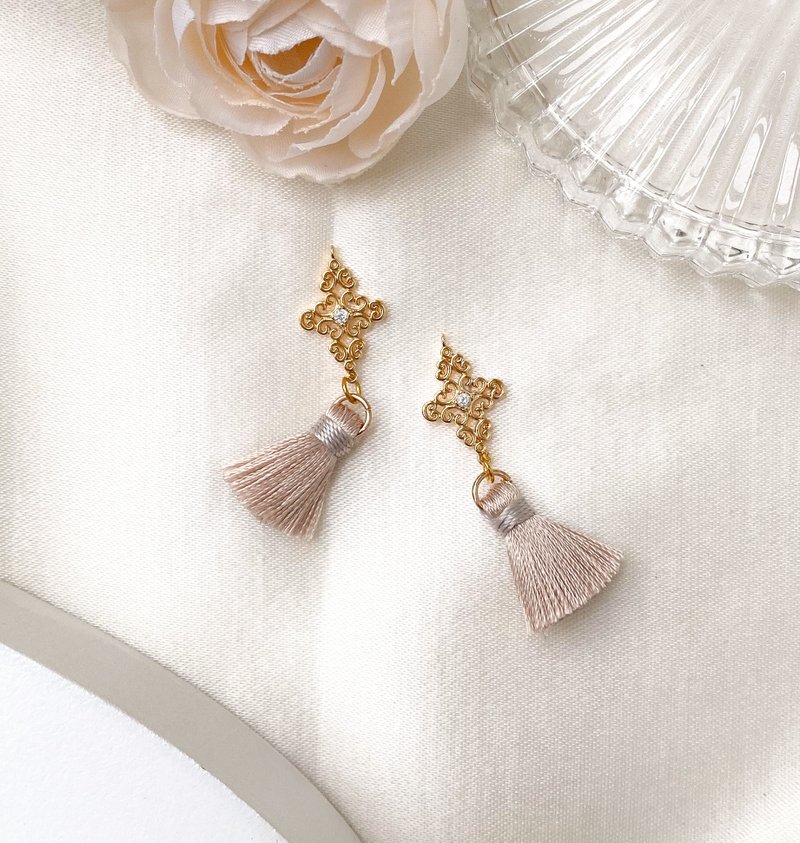 RURI | 金色菱型通花 杏色流鬚 耳環 耳夾 - 耳環/耳夾/耳骨夾 - 銅/黃銅 白色