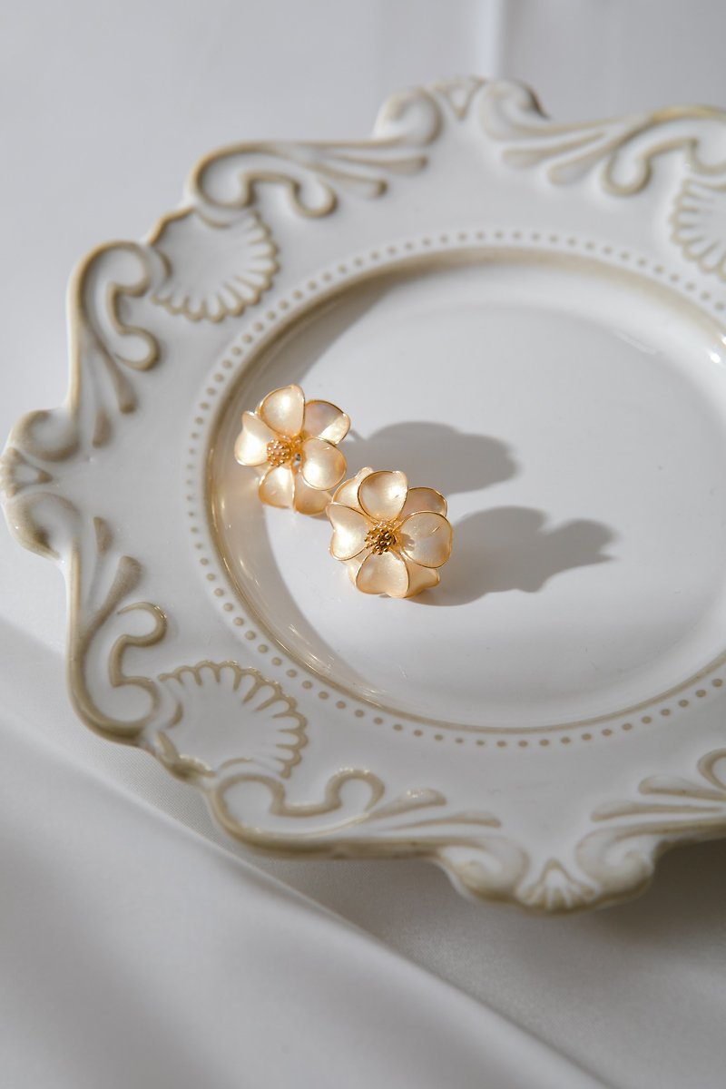 鍍金花蕊山茶花- 金色 - 耳環/耳夾 - 塑膠 金色