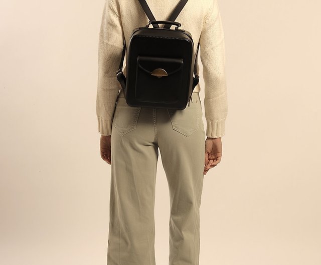 AVERY British cowhide vintage zipper backpack black - Shop Beara