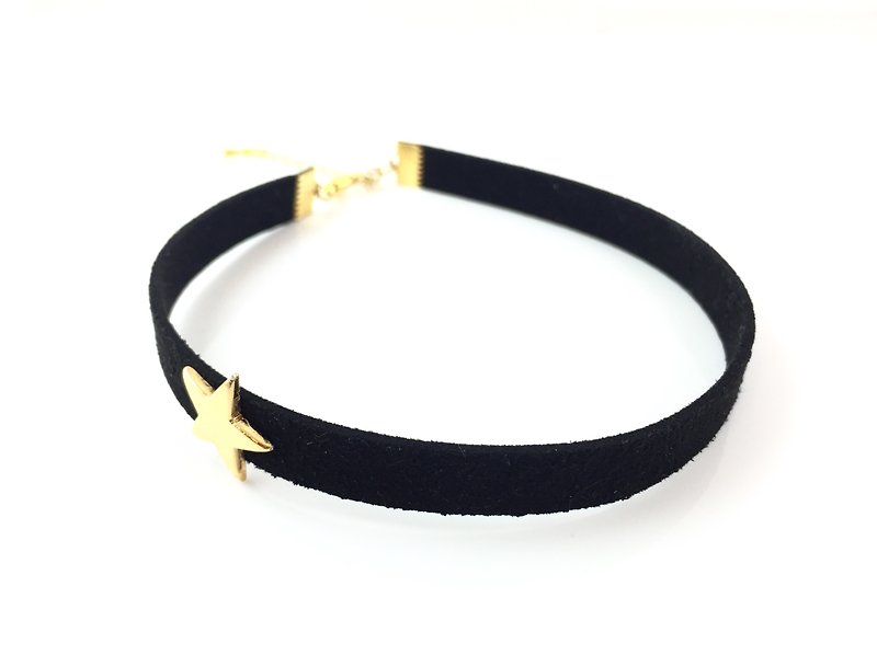 Gold star necklace (side design) - สร้อยคอ - หนังแท้ สีดำ