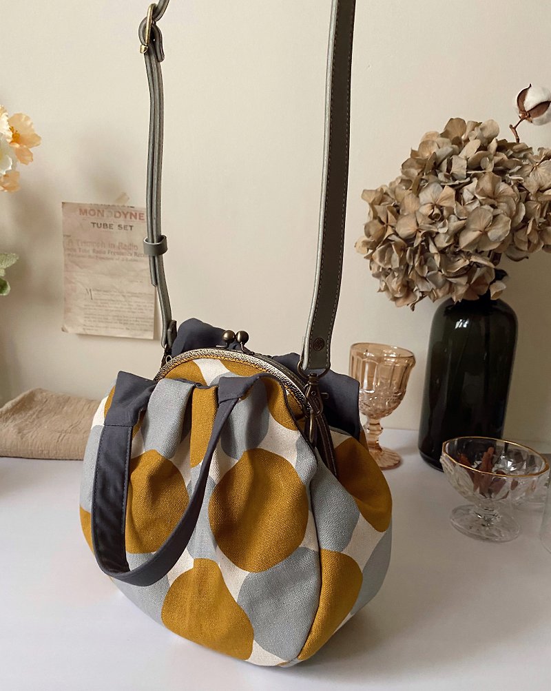 Nordic style polka dot three-layer gold handbag / cross-body bag - กระเป๋าแมสเซนเจอร์ - ผ้าฝ้าย/ผ้าลินิน 