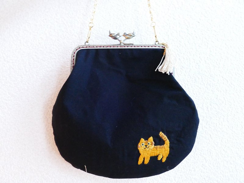 Embroidered gamaguchi shoulder brown tabby cat - Messenger Bags & Sling Bags - Cotton & Hemp Black