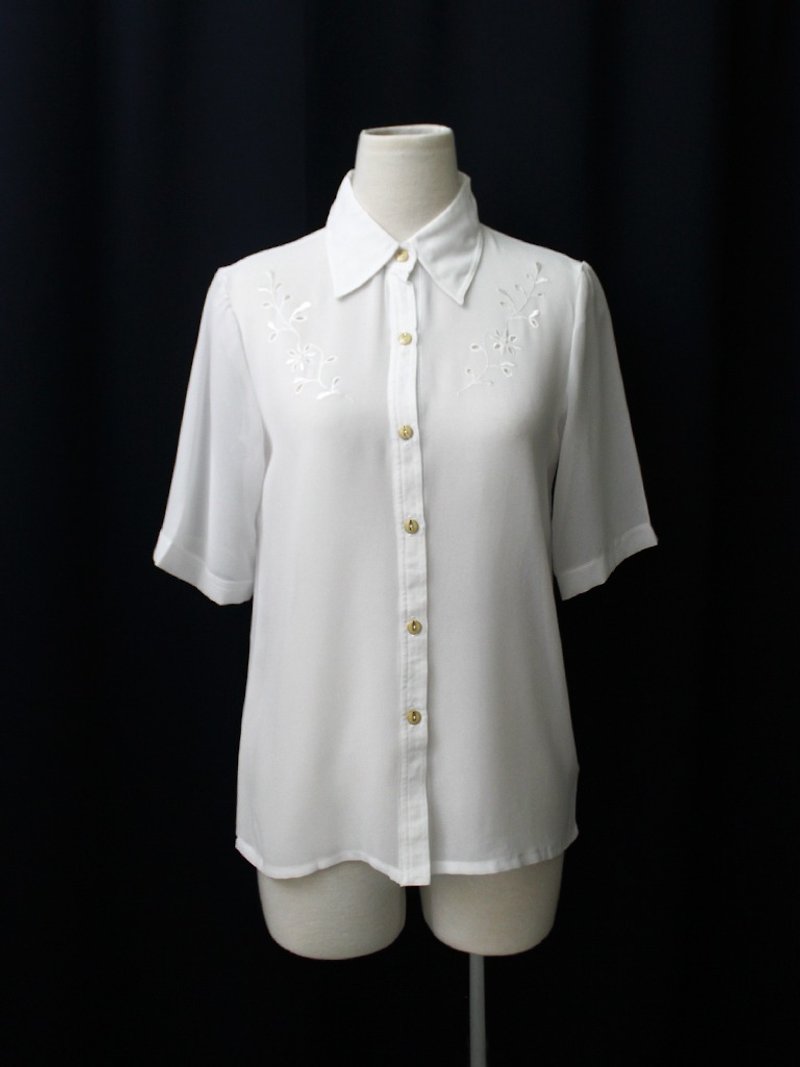 【RE0916T198】早秋日本製復古簡約小花刺繡短袖白色古著襯衫 - 女襯衫 - 聚酯纖維 白色