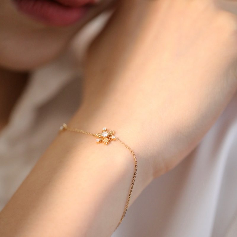 18k gold snowflake bracelet exquisite versatile fortune bracelet commuting simple high-end girlfriend birthday gift - สร้อยข้อมือ - วัสดุอื่นๆ สีเหลือง