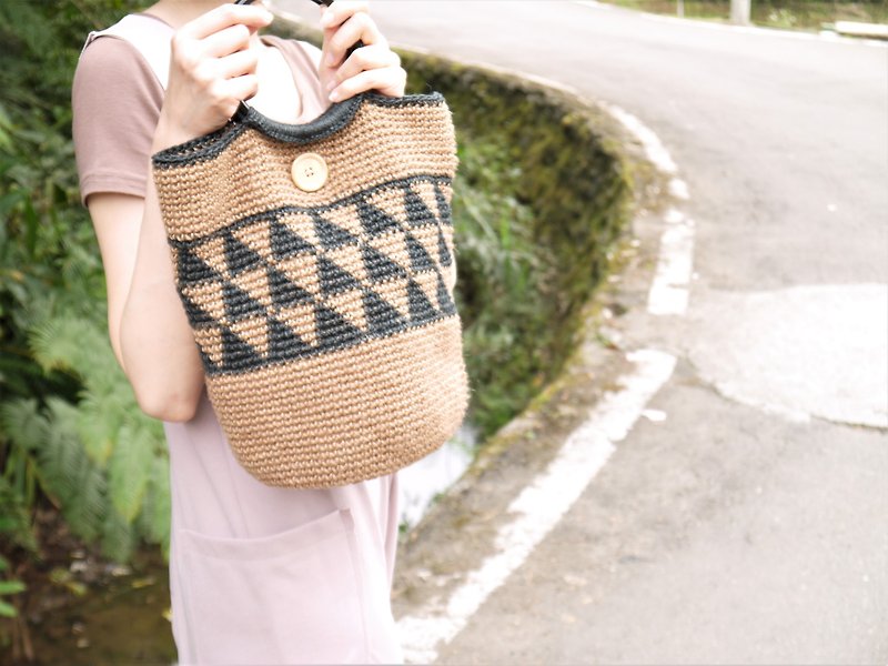 Wood buckle triangular pattern Linen rope bag - black - กระเป๋าถือ - ผ้าฝ้าย/ผ้าลินิน สีกากี
