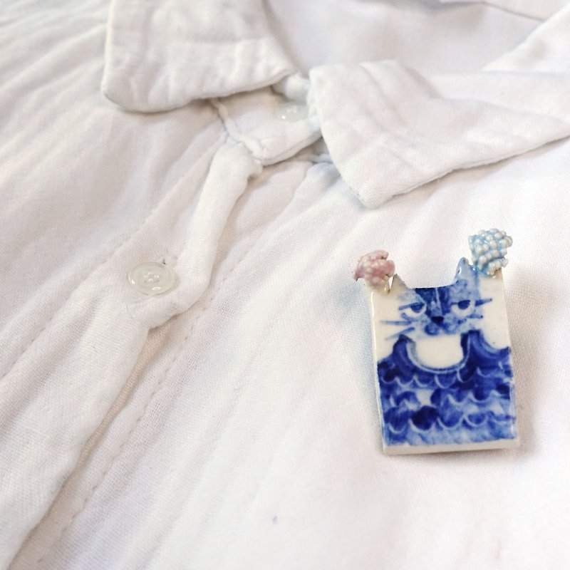 meow cheerleader pin - Brooches - Pottery Blue