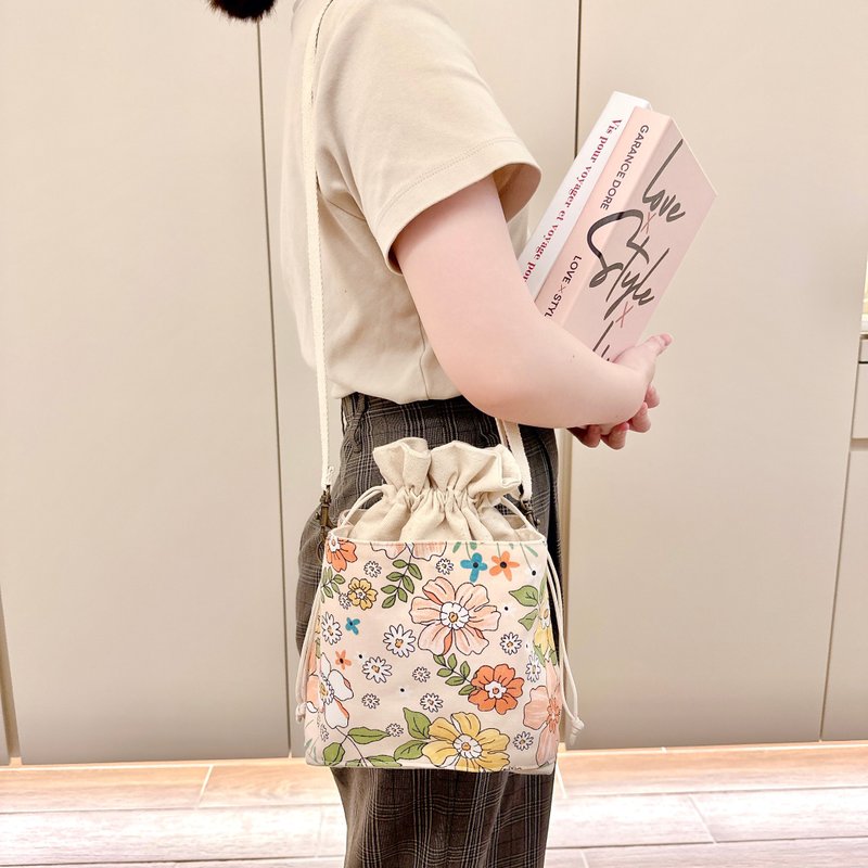 Carrot head beam mouth bucket canvas bag - pink flower bouquet mouth bag side backpack crossbody bag handbag - กระเป๋าหูรูด - ผ้าฝ้าย/ผ้าลินิน สึชมพู