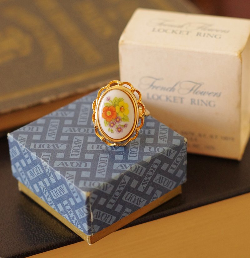 Vintage Classic French Ceramic Photo LOCKET Ring 1975 AVON RIN127 - แหวนทั่วไป - โลหะ สีทอง