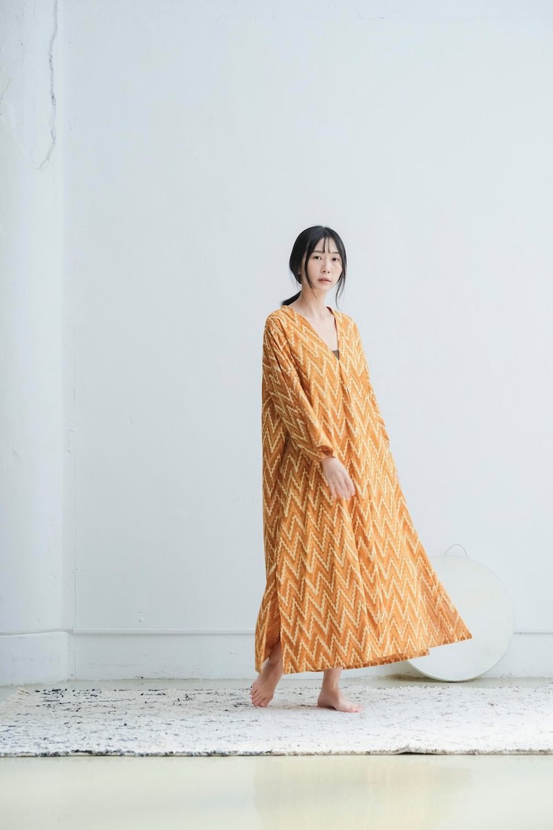 OMAKE Vネック スリット入りワイドスリーブカーディガンワンピース / ダブ キャラメルプリン - ワンピース - コットン・麻 イエロー