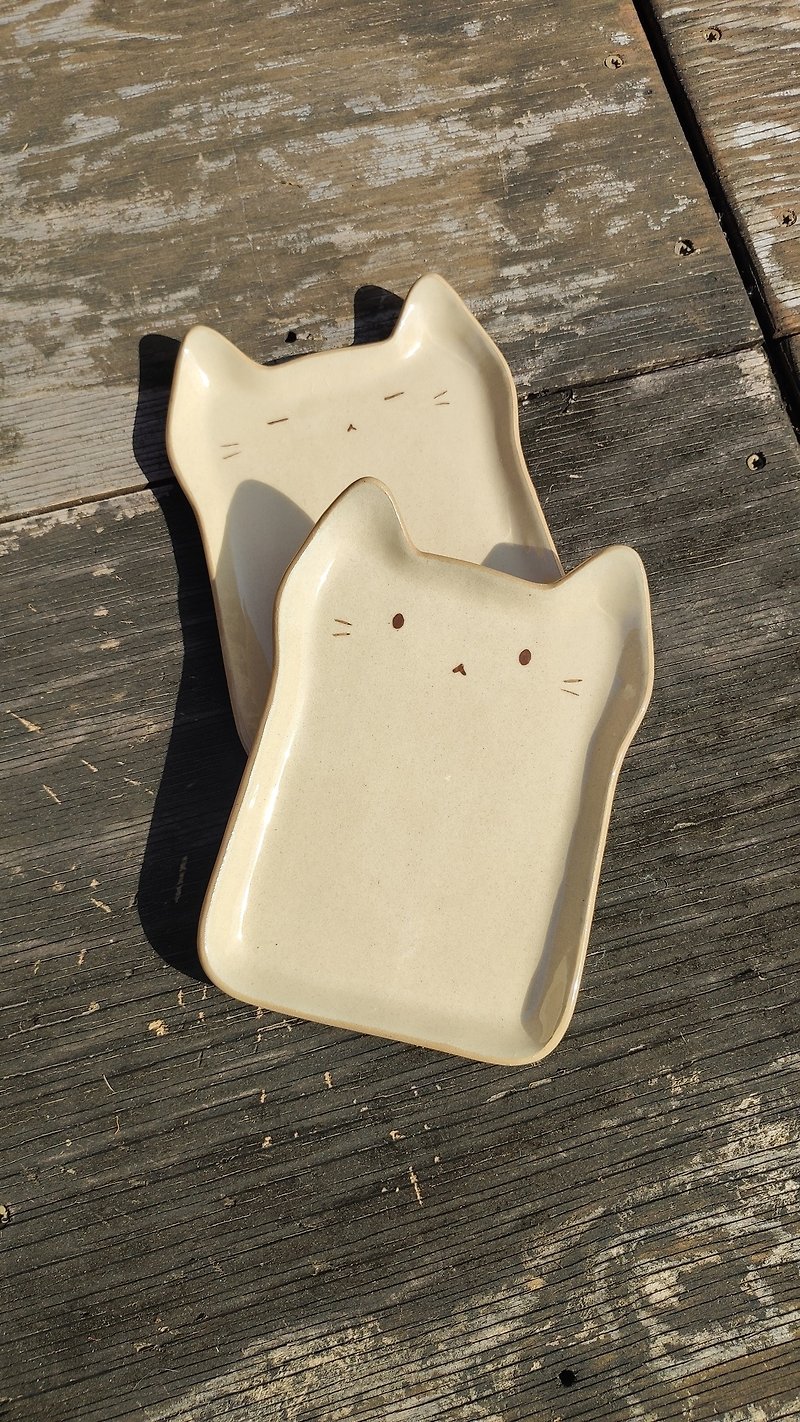 Toast cat plate/shaped plate/ceramic plate - จานและถาด - ดินเผา สีกากี