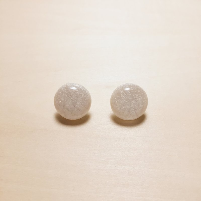 復古白裂紋丸子耳環 - 耳環/耳夾/耳骨夾 - 樹脂 白色
