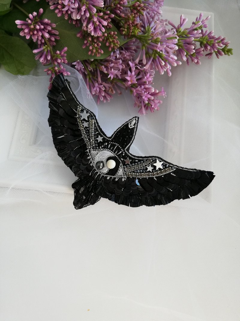 Brooch crow beaded, hand embroidery, black raven bird, Yin Yang - 胸針 - 其他材質 黑色