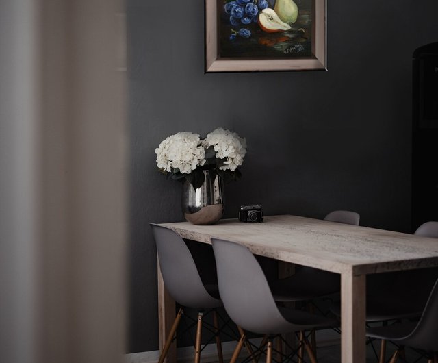 梨とブドウ黒静物画ジューシーなフルーツ油絵モダンなダイニング