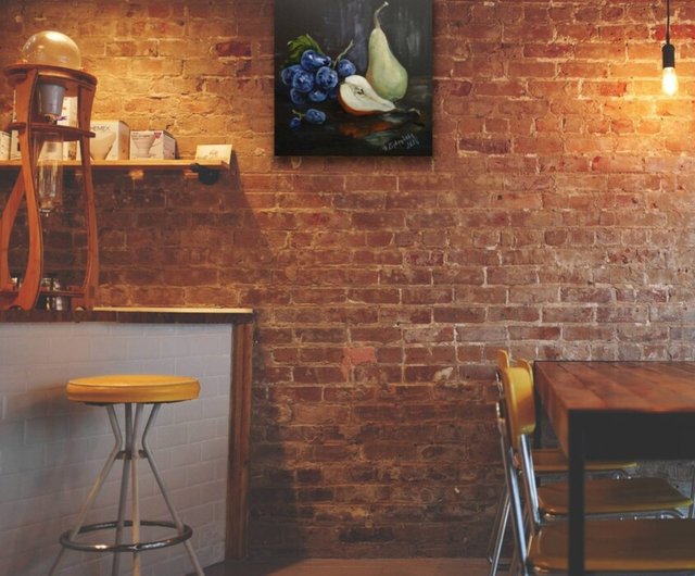 梨とブドウ黒静物画ジューシーなフルーツ油絵モダンなダイニング