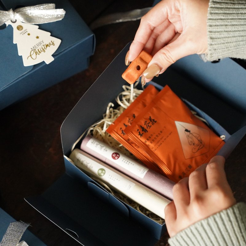 【Winter's Embrace】Christmas Incense Gift Set: Himalayan Tibetan Incense, Nepalese Incense Holder, Tea Bag - Perfect for Gift Exchanges - น้ำหอม - วัสดุอื่นๆ สีน้ำเงิน